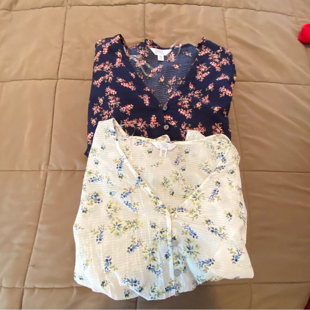 👗 Time and Tru Floral Blouses - Navy and Cream. SET of 2